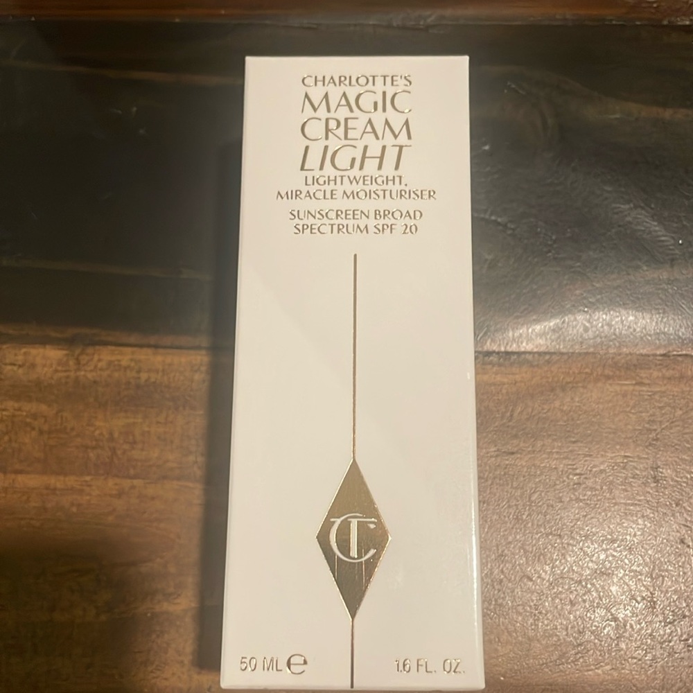 Charlotte Tilbury Magic Cream Light